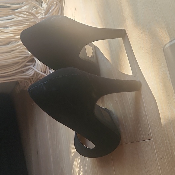 Perfect Black Pump - Picture 5 of 5